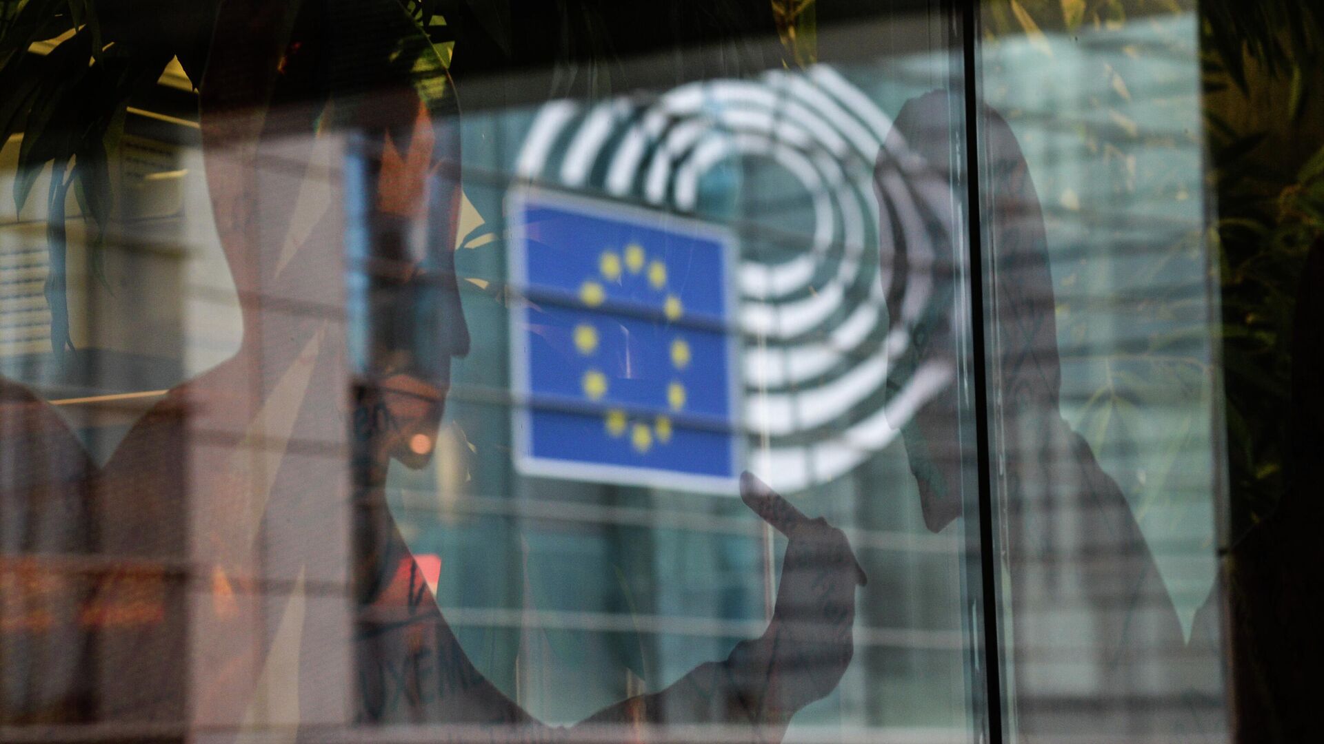 Логотип Евросоюза на здании штаб-квартиры Европейского парламента в Брюсселе - Sputnik Абхазия, 1920, 19.07.2025