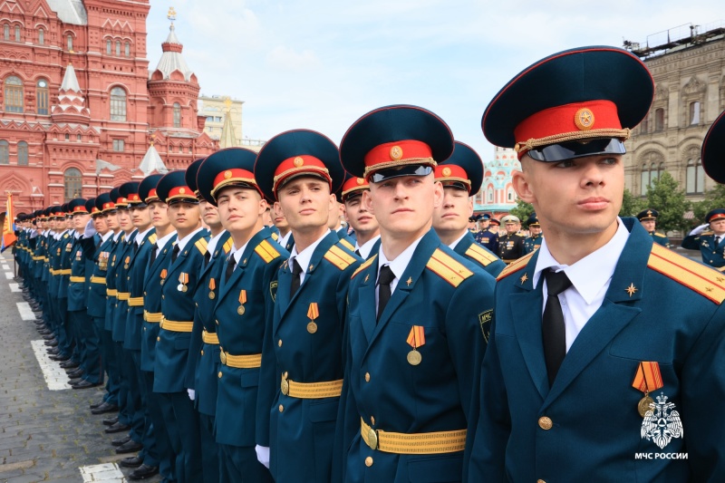 На Красной площади вручили дипломы выпускникам двух вузов МЧС России