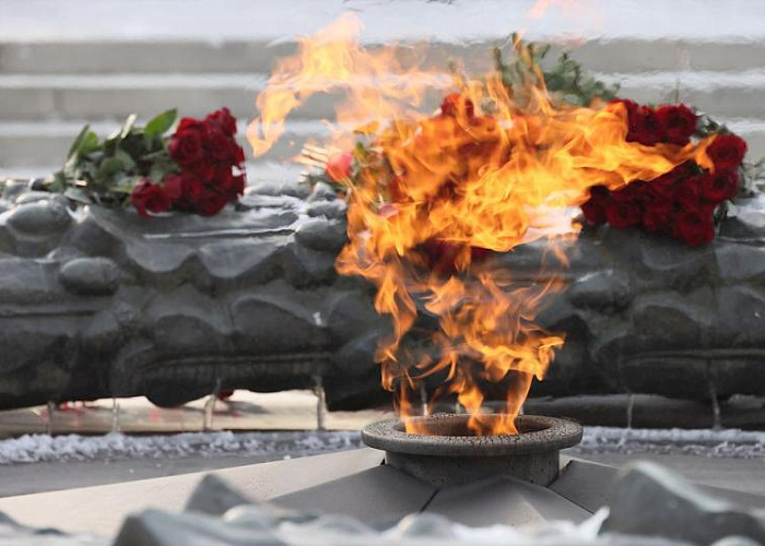 Вечный огонь в челябинском селе зажгли одновременно с 12 регионами страны