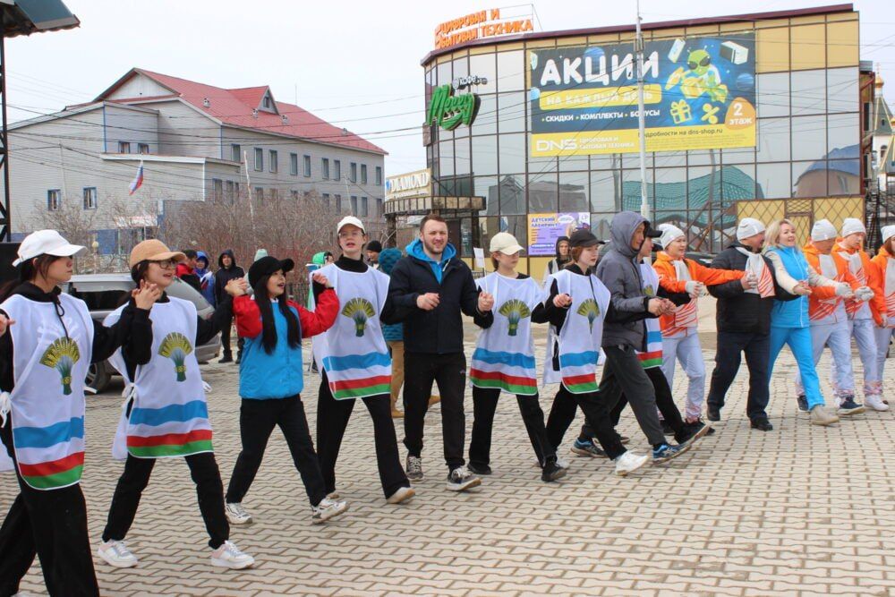 Сегодня в Олекминске двойной праздник: в День Республики Саха (Якутия) олекминчане встретили эстафету Огня VIII Международных спортивных игр «Дети Азии»!, пишет газета «Олекма»
