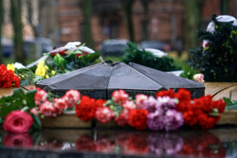 Цветы у мемориала советским воинам в парке Дубровина в Даугавпилсе