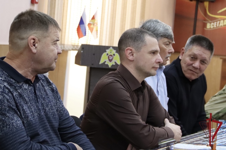 Начальник Управления Росгвардии по Амурской области Виталий Харчёв поздравил отставных офицеров с днём ветеранов войск правопорядка