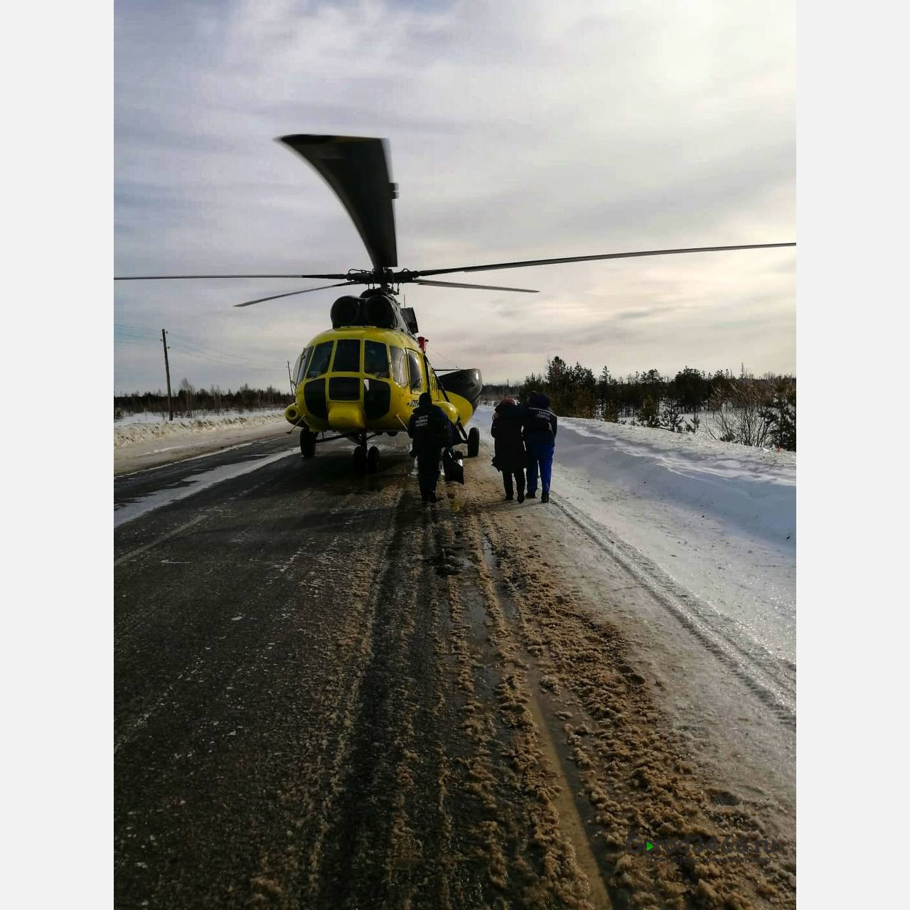 В Югре медики на вертолете сели на трассу, чтобы спасти пострадавших в ДТП