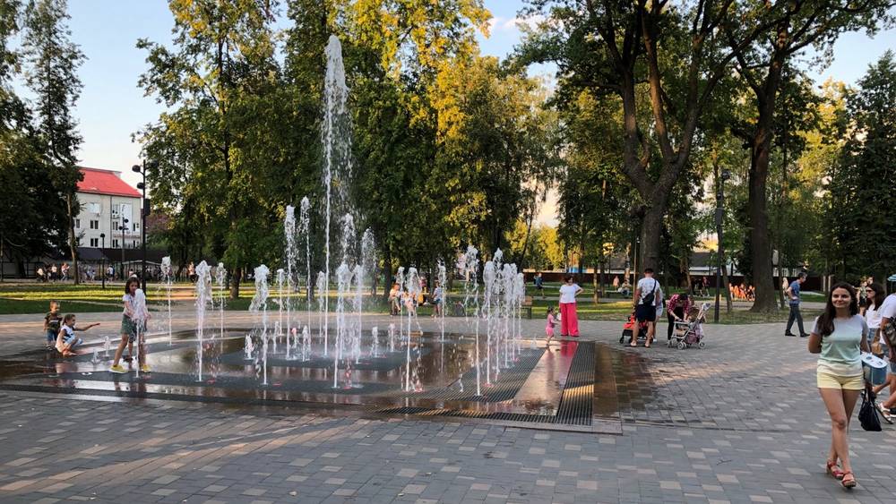 Брянск лето. Майский парк Брянск Бежица. Майский парк культуры Брянск. Майский парк Брянск Бежица фонтан лето. Майский парк Брянск 2022.