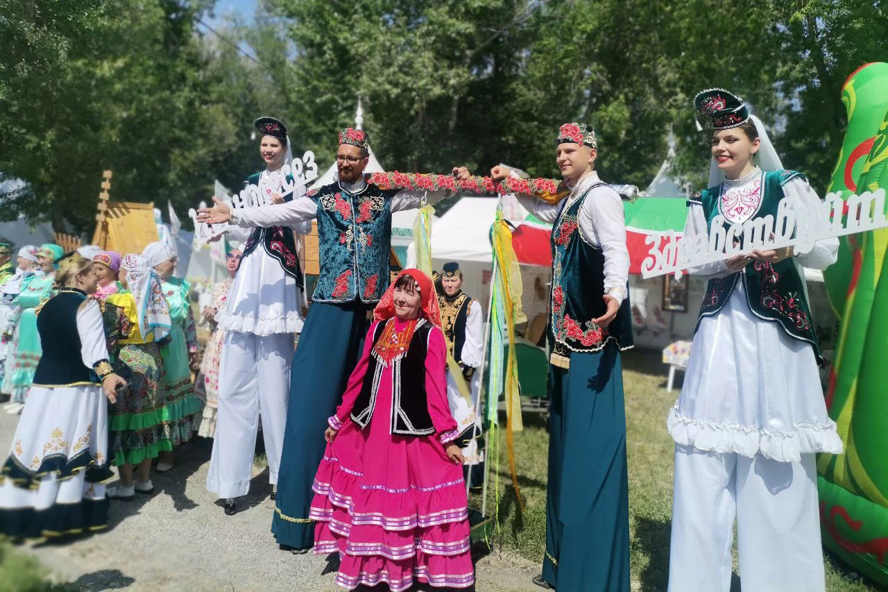 Народные танцы, бешбармак и куреш: в Магнитогорске отметили Сабантуй