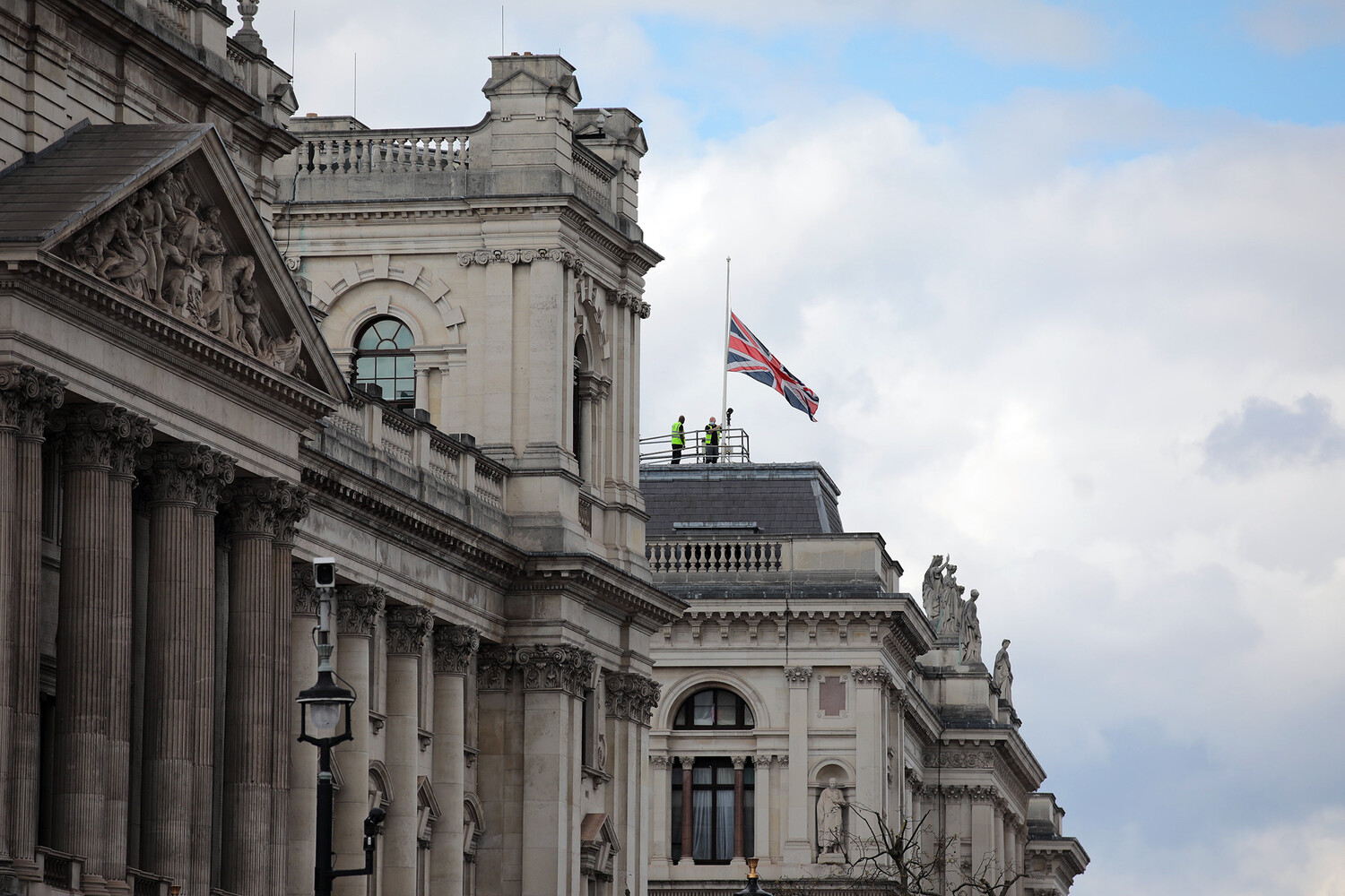 Почему в британии приспущены флаги. Дворец королевы Великобритании. В Букингемском Дворце приспущены флаги. Приспущенный флаг Великобритании. МИД Великобритании.