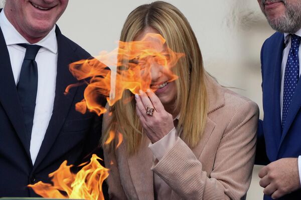 Премьер-министр Италии Джорджия Мелони смеется во время церемонии зажжения огня на зимних Олимпийских играх 2026 года в Милане. - Sputnik Грузия