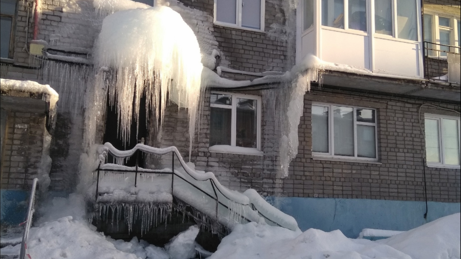 Подслушано хибины кировск. Сосульки. Сосульки на крыше. Гигантские сосульки. Сосульки фото.