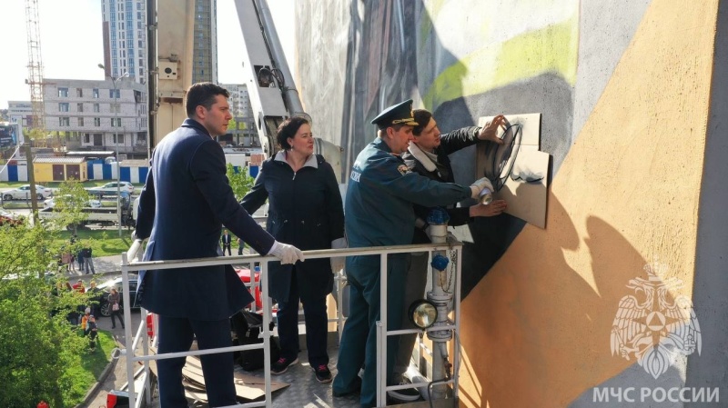 В преддверии Дня пожарной охраны России в Калининграде торжественно открыли мурал, посвященный огнеборцам