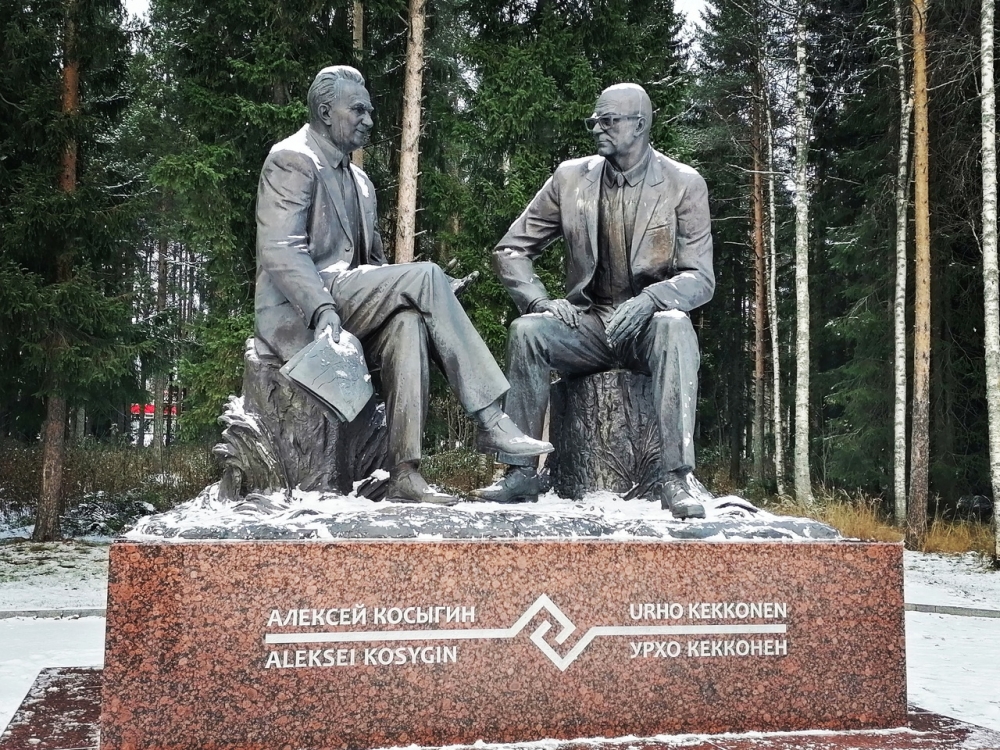 Памятник Косыгину и Кекконену в Костомукше