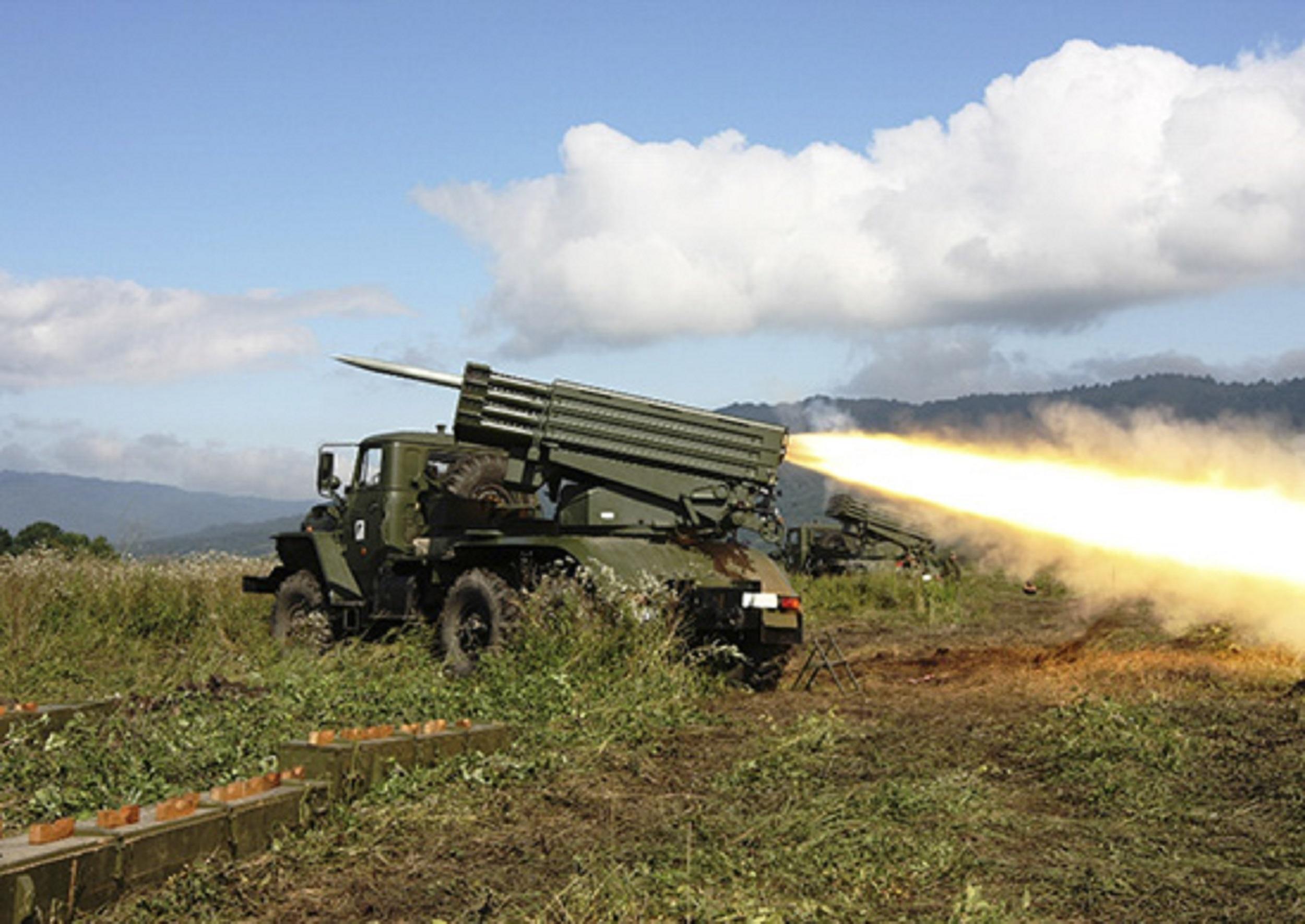 Залповый огонь. Град РСЗО. Град система залпового огня. Lar-160 реактивная система залпового огня. Артиллеристы России.