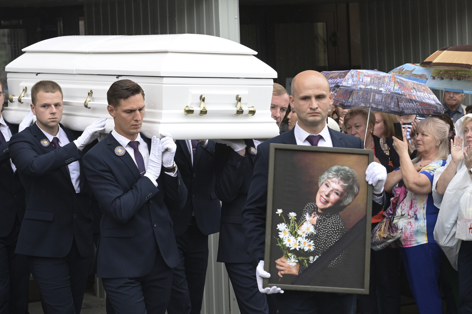 вынесли гроб