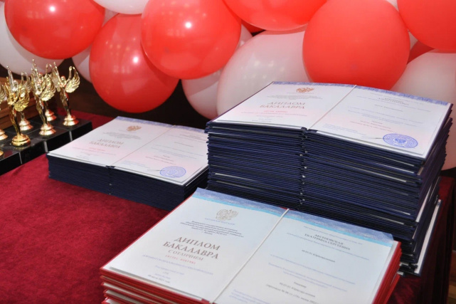 Начальник регионального управления юстиции принял участие в торжественном мероприятии, посвященном вручению дипломов о высшем образовании (09.07.2025) (фото 2)