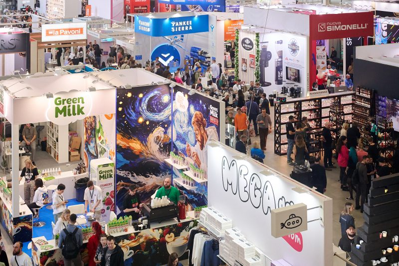 В Москве завершилась Coffee Tea Cacao Russian Expo 2025 – крупнейшая в России и СНГ отраслевая выставка и конференция в сфере кофе, чая, какао и шоколада. Мероприятие прошло с 16 по 18 апреля на новой современной площадке «Тимирязев Центр» и собрало более 200 экспонентов и более 15 000 профессионалов индустрии со всей страны. В течение трёх дней выставку Coffee Tea Cacao Russian Expo 2025 (CTCRE) посетили обжарщики, производители чая и шоколада, поставщики оборудования и ингредиентов, владельцы кофеен, отелей и ресторанов и другие представители HoReCa. Выставка сопровождалась насыщенной деловой программой: прошло более 200 мероприятий – семинары, мастер-классы, круглые столы, дегустации и каппинги. На пленарных сессиях эксперты обсудили ключевые тенденции рынка: от новых решений в обжарке до развития чайной культуры. В частности, Генеральный директор Ассоциации «Росчайкофе» Рамаз Чантурия представил аналитический обзор российского рынка чая и кофе, отметив результаты и тренды 2024 года. Конкурсы определили лучших бариста и обжарщиков страны Традиционно центральное место заняли национальные чемпионаты. В этом году были названы лучшие бариста, обжарщики и чайные мастера России. Победителем чемпионата «Бариста года 2025» стал Артур Щербаков (Kanga Roasters) – именно его профессиональное мастерство в приготовлении эспрессо, молочных напитков и альтернативного кофе жюри оценило выше всех. В финале за это звание боролись 32 сильнейших бариста со всей страны. Национальная премия «Обжарщик года 2025» определила лучшего обжарщика кофе страны, а также лучшую компанию в категории произвольной обжарки. В финале премии встретились 10 талантливых рост-мастеров, прошедших многоэтапный отбор, – от Калининграда до Владивостока. По сумме оценок экспертного жюри был выбран лучший обжарщик России 2025. Им стал Даниил Макаров из Solo coffee. В номинации «Лучшая компания в категории произвольная обжарка» второй год подряд победила ижевская компания Tasty Coffee, представившая на конкурс образец кофе собственной эксклюзивной обжарки. Помимо этого, в рамках Tea Masters Cup Russia были выявлены сильнейшие специалисты чайной индустрии. В дисциплине Tea Tasting (Мастерство дегустация чая) первенствовал Юрий Куликов, Surf Coffee, продемонстрировав лучший результат в сравнении образцов чаёв вслепую. В категории Tea Preparation (Мастерство заваривания чая) чемпионом России стала Елизавета Тарасова, Чайная студия «Облака». Также на выставке прошли независимые чемпионаты по альтернативному кофе. Победителем Aeropress Battle стал Виктор Павлюк, Rockets ,чемпионата Insane Latte Art – Любовь Котова, Source Bistro. В соревновании Matcha Latte Battle победу одержал Андрей Кателин, Аменари, в Chocolate Battle – Дарья Барташевич, Alvacacau, а в Conillon Challenge – Виктор Кузнецов, BunaBuna. Торжественные церемонии и отраслевые награды В рамках CTCRE традиционно состоялось вручение отраслевых премий за достижения в индустрии. Были объявлены лауреаты почётного звания «Человек года 2024» в кофейной и чайной индустрии по результатам голосования отраслевого совета и сообщества. Рахмон Мишелашвили, победитель Национальной Премии «Обжарщик Года» 2024 и призер «Российского чемпионата по обжарке кофе», был признан Человеком года в кофейной индустрии, а Игорь Костюков получил приз зрительских симпатий. В чайной индустрии лауреатом стал Артём Манюхин за организацию чайного фестиваля «Кипяток Фест», проведение многочисленных чемпионатов и дегустаций чая и развитие культуры в регионах, а приз зрительских симпатий достался Евгению Дюкову. Кроме того, на выставке были вручены призы победителям конкурсов «Упаковка года» и «Шоколад года 2025». В дегустационном конкурсе «Шоколад года» жюри выбрало 15 лучших образцов от 12 российских производителей шоколада, которые представлены в пяти номинациях – от горького bean-to-bar шоколада до шоколадно-ореховых паст. Все призёры получили награды на торжественной церемонии 17 апреля. Отдельного внимания удостоилась Премия «Проект года» 2024 – ключевая награда за инновации в сфере кофе, чая и шоколада. Из 20 финалистов экспертное жюри выбрало 7 лучших проектов, внесших значимый вклад в развитие рынка. Среди них: проект компании Wang Pack по созданию 100% перерабатываемой упаковки для чая и кофе – первая в России экологичная альтернатива традиционным пачкам; образовательный подкаст для профессионалов «Двойной экспрессо»; станция автоматического приготовления напитков DrinkX; первый в стране виртуальный чемпионат бариста Pouring Project (онлайн-соревнования по латте-арту); продукт-коллаборация производителей bean-to-bar шоколада Unicava и спешелти-чая Чаёк; а также необычный чемпионат Instant Coffee Cup по каптестингу растворимого кофе от проекта The Welder Catherine, призванный разрушить стереотипы о вкусе растворимого кофе. Все семь инициатив-победителей получили статус «Проект года» и были награждены на главной сцене выставки 16 апреля. Выставка вышла за пределы павильона В дополнение к образовательной программе гости CTCRE оценили насыщенную развлекательную программу. В первый вечер прошла тематическая чайная вечеринка от проекта МойЧай.Ру: мероприятие состоялось 16 апреля в историческом «Клубе чайной культуры» на Малой Дмитровке. Для участников устроили заваривание чая на открытом огне из коллекции редких пуэров клуба под музыкальный сет DJ Afendiev & Zapisnoy, где гости могли насладиться отличным чаем в неформальной обстановке под современную музыку. На следующий день, 17 апреля, для профессионального сообщества была организована традиционная вечеринка «Безфартуков», ставшая неформальной площадкой для бариста и обжарщиков. Этот барно-кофейный нетворкинг-сет позволил участникам выставки пообщаться в дружеской атмосфере и отпраздновать успехи отрасли. Ещё одной новинкой сезона стал специальный проект «Кофейный гид по Москве», реализованный выставкой совместно с сервисом coffeemap.ru. C 12 по 20 апреля 16 ведущих московских кофеен подготовили для гостей столицы уникальные авторские позиции, вдохновлённые тематикой CTCRE. В специальном меню можно было попробовать эксклюзивные вкусы, доступные только в дни проведения выставки: безалкогольные коктейли на основе чая, экспериментальные микролоты кофе с нестандартной ферментацией, дегустационные сеты из эспрессо, фильтра и капучино и многое другое. В проекте приняли участие известные Specialty-кофейни столицы – от кооператива «Чёрный» до сетей Bloom-n-Brew, HQ! Coffee и Floo. По отзывам организаторов, «Кофейный гид» не только продемонстрировал разнообразие столичной кофейной культуры, но и стал точкой притяжения для иногородних участников, позволив им открыть для себя лучшие кофейни Москвы в рамках одного события. Организатором Coffee Tea Cacao Russian Expo выступил журнал «КиЧ» при поддержке Ассоциации «Росчайкофе». CTCRE ещё раз подтвердила статус главной платформы для общения профессионалов кофейно-чайно-шоколадного бизнеса, обмена опытом и презентации новейших продуктов. Выставка создаёт уникальные возможности для установления деловых связей и совместного поиска новых точек роста на динамично развивающемся рынке кофе, чая и какао в России. Следующая выставка Coffee Tea Cacao Russian Expo пройдет 15-17 апреля 2026 года на площадке ВЦ «Тимирязев-центр». Организаторы благодарят спонсоров и партнеров мероприятия: • Генеральный спонсор по воде – BWT water+more • Генеральный спонсор по молоку – Parmalat (Lactalis) • Генеральный спонсор по кофе – Poetti Professional (МилФудс) • Генеральный спонсор по заварочному оборудованию и бойлерам – Франко • Генеральный спонсор чемпионата «Бариста года» – Amenari и LaCimbali • Спонсор по кофемашинам для Drinks Stage – PROXIMA • Спонсор по зелёному зерну для «Обжарщик года» – Wintergreen • Спонсор по кофемолкам – EUREKA • Спонсор по кофе для Бариста года – High Tone Coffee Trade и Rockets Coffee • Спонсор по чистящим средствам – Barista Line • Спонсор по аксессуарам и питчерам – Эльканто, WPM • Спонсор по упаковке – ABC Pack • Спонсор по оборудованию – Complex Bar • Спонсор по оборудованию – Doppio • Спонсор выставки – CafeStore • Спонсор по кофе для Aeropress Battle – Kojo • Спонсор по сумкам – Green Milk • Спонсор по стаканам – Greencof • Спонсор по чашкам – Möwe • Спонсор по кофе для эспрессо и молочного напитка – Julius Meinl • Спонсор по оборудованию для альтернативного заваривания – Чебоко/Origami • Спонсор по капучинаторам – Kitfort • Спонсор по одноразовым стаканам – Скандипакк • Спонсор по сиропам – Proff Syrop • Спонсор по кофе для чемпионата Insane Latte Art и Drinks Stage – Face to Face/Cafesso • Спонсор по чайной посуде и по чаю для Tea Tasting – Слон • Спонсор по шоколаду для Chocolate Battle – Шоколадный цех • Спонсор по чаю матча – Origami Tea • Спонсор по промо-одежде для волонтеров – Submarine • Спонсор по кофе для «Обжарщик года» (3 этап) – СФТ и Beska • Спонсор по чаю для выставки и Tea Preparation – Арома Чай • Спонсор по специям – Vanila Lab • Спонсор по сухим смесям – Essence • Спонсор по сливкам – Petmol • Спонсор по альтернативному молоку и фартукам – Planto • Спонсор по автоматическим темперам – Puqpress и Мадиан • Партнер выставки – OSNOVA food tech • Партнер по льду – Ледокул • Партнер по воде – Fahrenheit • Партнёр зоны Практику по оборудованию – SMEG • Партнёр выставки – Flowwow • Партнёр по волонтёрам – РУДН Дополнительные материалы: Папка с фотографиями https://coffeeteacacaoexpo.ru/ – сайт выставки https://awards.coffeeteacacaoexpo.ru/ – сайт премий https://competitions.coffeeteacacaoexpo.ru/ – сайт чемпионатов https://vk.com/coffeeteacacaorussianexpo https://t.me/coffeeteacacaoexpo Контактное лицо: Буйлова Анна – Менеджер по спецпроектам Tel.: + 7 9151203885 E-mail: abu@coffeetea.ru   Полный список победителей и лауреатов: Национальная Премия «Бариста Года»: • 1 место Артур Щербаков (Kanga Roasters, Нальчик) • 2 место Сорокин Владислав (Даблби, Иркутск) • 3 место Сергеев Павел (Smart day, Иркутск) Tea Masters Cup Russia в категории Tea Preparation: • 1 место Тарасова Елизавета, Чайная студия «Облака», Саратов • 2 место Ширинкина Полина, Чайный дом Ankira, Екатеринбург • 3 место Магрупов Тимур, Чайный дом Ankira, Екатеринбург Tea Masters Cup Russia в категории Tea Tasting – Финал: • 1 место Юрий Куликов, Surf Coffee, Обнинск • 2 место Артуриан Мерцель, Новосибирск • 3 место Дмитрий Федорищев, Forrest, Пермь Tea Masters Cup Russia в категории Tea Tasting – Московский отборочный этап: • 1 место Юрий Куликов, Surf Coffee, Обнинск • 2 место Вячеслав Пощищайло, Май, Москва • 3 место Роман Сорокин, ООО Ритейл групп, Москва Чемпионат по приготовлению напитков на основе какао — Chocolate Battle: • 1 место Барташевич Дарья, Alvacacau • 2 место Красильников Степан Чемпионат по приготовлению напитков на основе матчи — Matcha Latte Battle: • 1 место Андрей Кателин, Аменари, Краснодар • 2 место Надежда Асташкова, Camera Obscura, Москва Чемпионат Aeropess Battle: • 1 место Павлюк Виктор, Rockets, Москва • 2 место Бойко Евгений, Silky Drum, Москва • 3 место Щербаков Артур, Kanga Roasters, Нальчик Чемпионат Insane Latte Art Battle: • 1 место Котова Любовь, Source Bistro • 2 место Берсунукаев Хож, Кофемания • 3 место Дуйшонов Жантай, That Place Чемпионат по сенсорике «Ароматика»: • 1 место Майя Михайлова, Brew Riot • 2 место Наталья Ларионова, Май • 3 место Надежда Третьякова, ForCup Roasters Победитель Conilon Challenge - Виктор Кузнецов (BunaBuna, Тверь). Победитель чемпионата по разработке своего дрипа Brai Gran - Сергей Степанчук (Underground coffee, Москва). Национальная премия «Обжарщик года» 2025: • 1 место Даниил Макаров, Solo Coffee • 2 место Александр Пец, Silky Drum • 3 место Роман Хомченко, Submarine Лучшая компания в категории «Произвольная обжарка кофе» - Tasty Coffee. Человек Года 2024 в кофейной индустрии - Рахмон Мишелашвили Приз зрительских симпатий получил Игорь Костюков. Человек Года 2024 в чайной индустрии - Артём Манюхин, Приз зрительских симпатий получил Евгений Дюков. Лауреаты Премии «Упаковка года» 2024: • Лучшая упаковка для кофе в сегменте HoReCa – Tasty Coffee. • Лучшая упаковка для кофе в сегменте FMCG – HYDE Coffee. • Лучшая упаковка для травяного чая – Eastford. • Лучшая упаковка для чая – Kama Sutra. • Лучшая упаковка для шоколада – The Fruit. Лауреаты Премии «Проект Года» 2024: • 100% перерабатываемая упаковка для чая и кофе от Wang Pack Первая в России полностью перерабатываемая упаковка для кофе, чая и сыпучих продуктов. • Подкаст «Двойной эКспрессо» Образовательный подкаст для предпринимателей, бариста и профессионалов HoReCa. • Инновационная станция DrinkX для приготовления напитков и роботизированная кофейня Fibbee Универсальная система «All in One» для создания кофейных и других напитков. • Конилон.рф – премиальный кофе нового поколения Лимитированная серия кофе Conilon Challenge, разработанная в сотрудничестве с бразильскими фермерами и учёными. • POURING PROJECT – онлайн-соревнования по латте-арту Первый в России виртуальный чемпионат по латте-арту, позволяющий бариста участвовать из любой точки страны. • Чемпионат по каптейстингу растворимого кофе – INSTANT COFFEE CUP от The Welder Catherine Первый в России чемпионат, посвящённый дегустации растворимого кофе, с целью разрушить стереотипы о его качестве. • Шоколад с китайским чаем – коллаборация Unicava x ЧАЁК Проект, объединяющий культуру китайского чая и современные технологии шоколада bean-to-bar. Премия «Шоколад Года» 2025: • Категория Bean-to-bar, горький шоколад. Single Origin 1 место — ALVACACAU — «Горький шоколад Филиппины Пакибато 70%» 2 место — Stereocoffee® — «Шоколад 72% Венесуэла Сабанета» 3 место — Stereocoffee® — «Горький шоколад Мадагаскар 70%» • Белый шоколад 1 место — Трюфелиссимо — «Шоколад Малиновый десерт» 2 место — CacaoAroma — «Гречишный шоколад» 3 место — Шоколадный цех — «Белый шоколад карамельный» • Категория Альтернативный шоколад 1 место — Шоколад от Ольги Романовой — «Тёмный шоколад 75%» 2 место — TOMER — «Молочный шоколад 33% какао без добавления сахара» 3 место — VERBA MAYR — «Горький шоколад “PREMIUM CHOCOLATE 75%”» • Категория Шоколад с добавками 1 место — Малахова шоколад — «80% шоколад с перцем» 2 место — Kusalov Chocolate — «Молочный шоколад с можжевельником и мандарином» 3 место — Трюфелиссимо — «Шоколад Бамбл» • Категория Пасты с какао-продуктами и орехами 1 место — ERMOLAEVY chocolate — «Шоколадно-ореховая паста “Фундук и тёмный шоколад”» 2 место — Kusalov Chocolate — «Орехово-шоколадная паста Фисташка» 3 место — ШОКОПОЛИЯ — «Джандуйя (шоколадно-фундучная паста)» CTCRE пост-релиз 1