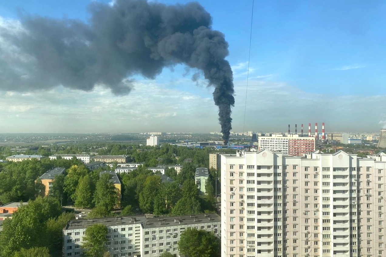 Пожар на юго-востоке москвы сейчас. Что горит в москве на востоке. Пожар в москве сейчас. Что горит в москве на востоке. Крупный пожар.