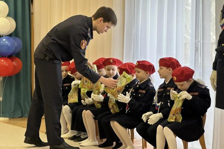 В преддверии 10-летия ведомства росгвардейцы в Мордовии провели патриотический урок для самых юных кадет
