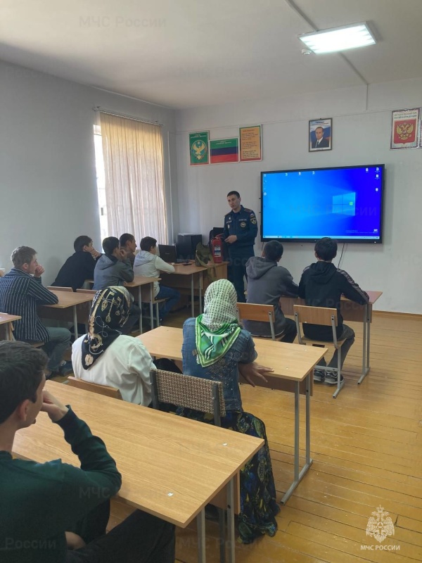 Профилактический визит сотрудников МЧС в школу Ботлихского района