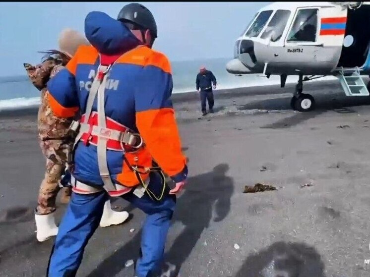 Вертолёт МЧС эвакуировал туристку у подножия горы Крузенштерна на Сахалине
