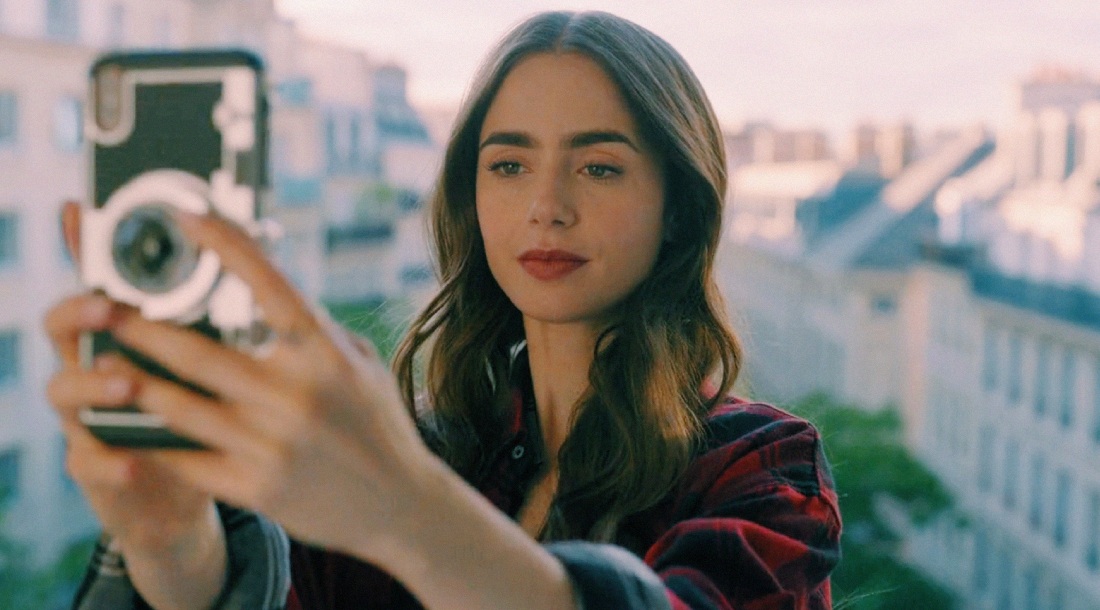 Кадр из сериала «Эмили в Париже» (2020 – н.в.)