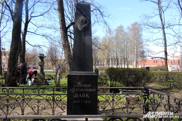 Могила Блока на Волковском кладбище, где, как считается, хранится только череп поэта.