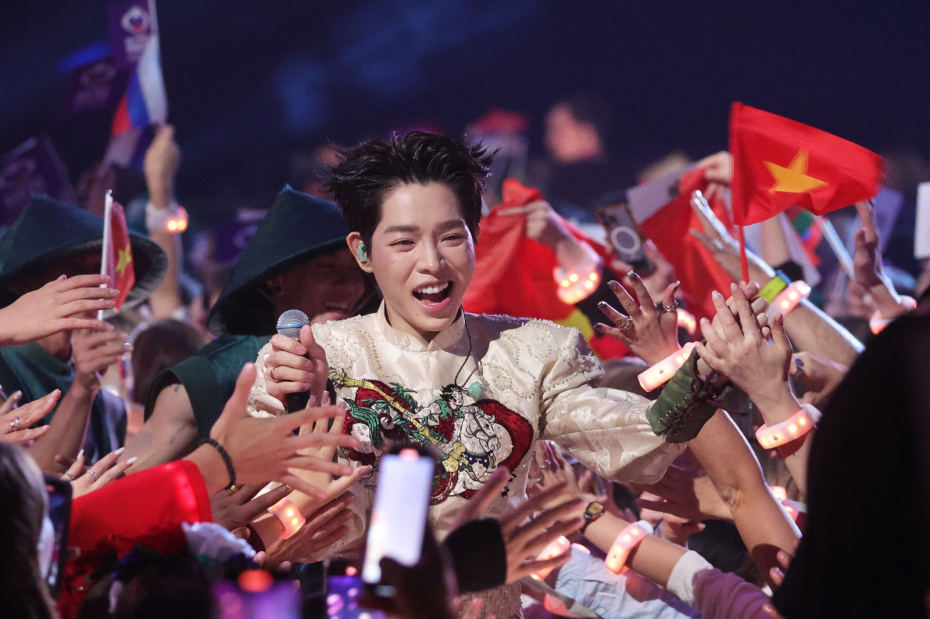 Дык Фук (Вьетнам) выступает на международном музыкальном конкурсе «Интервидение» 2025