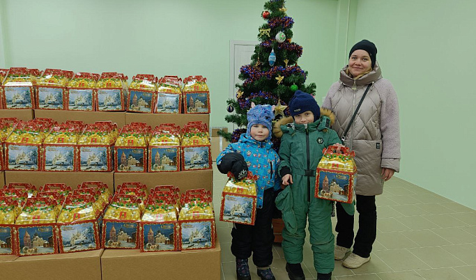 Более 50 тысяч сладких подарков получат дети из многодетных семей и другие категории юных жителей Тверской области