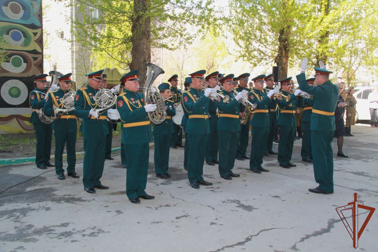 Акция Росгвардии «Парад у дома ветерана» продолжается в Новосибирске