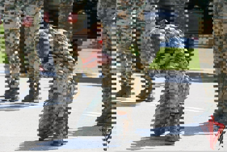 Генерал-полковник Юрий Яшин поздравил спецназовцев, которые успешно прошли квалификационное испытание на право ношения крапового берета