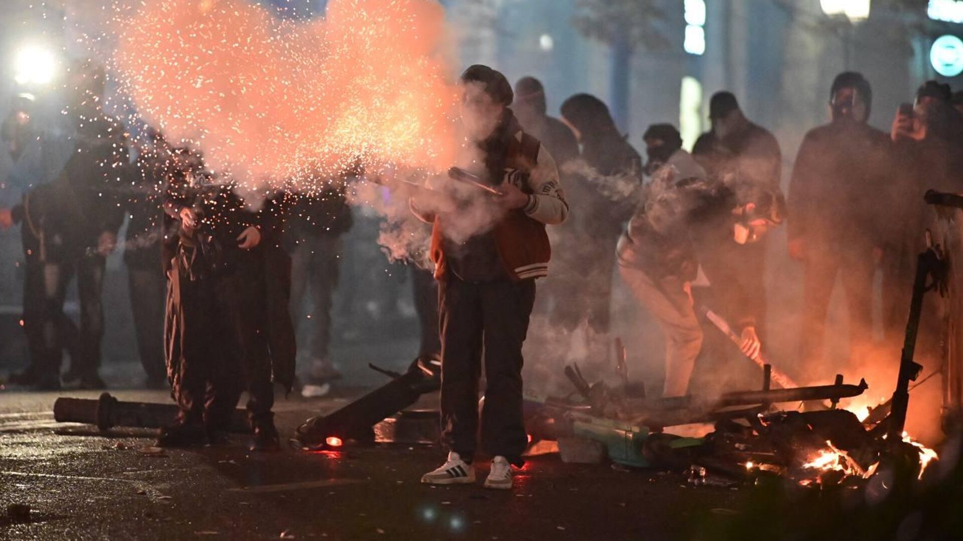 Разгон массовых протестов объединённой оппозиции в столице Грузии в ночь на 2 декабря 2024 года - Sputnik Грузия, 1920, 04.12.2024