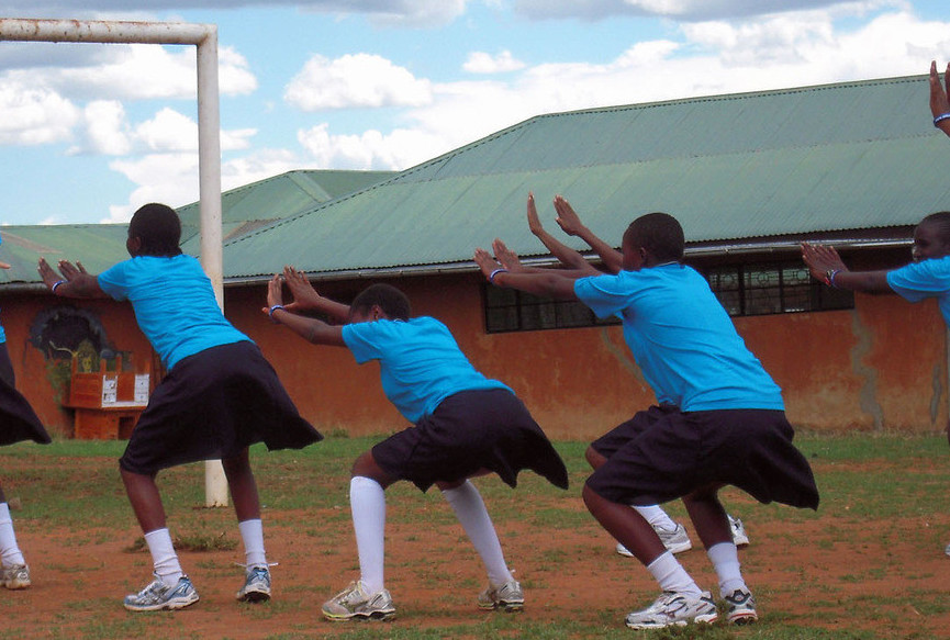 Таинственная болезнь парализовала ноги школьниц в Кении 