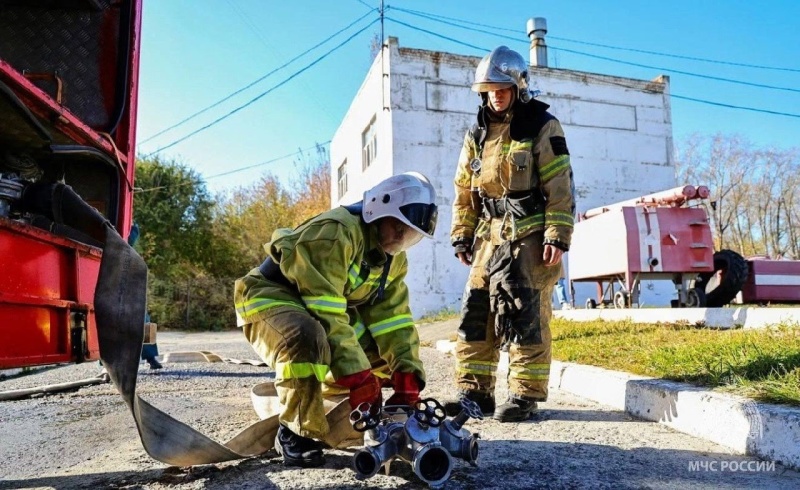Челябинские огнеборцы организовали погружение в профессию для будущих спасателей