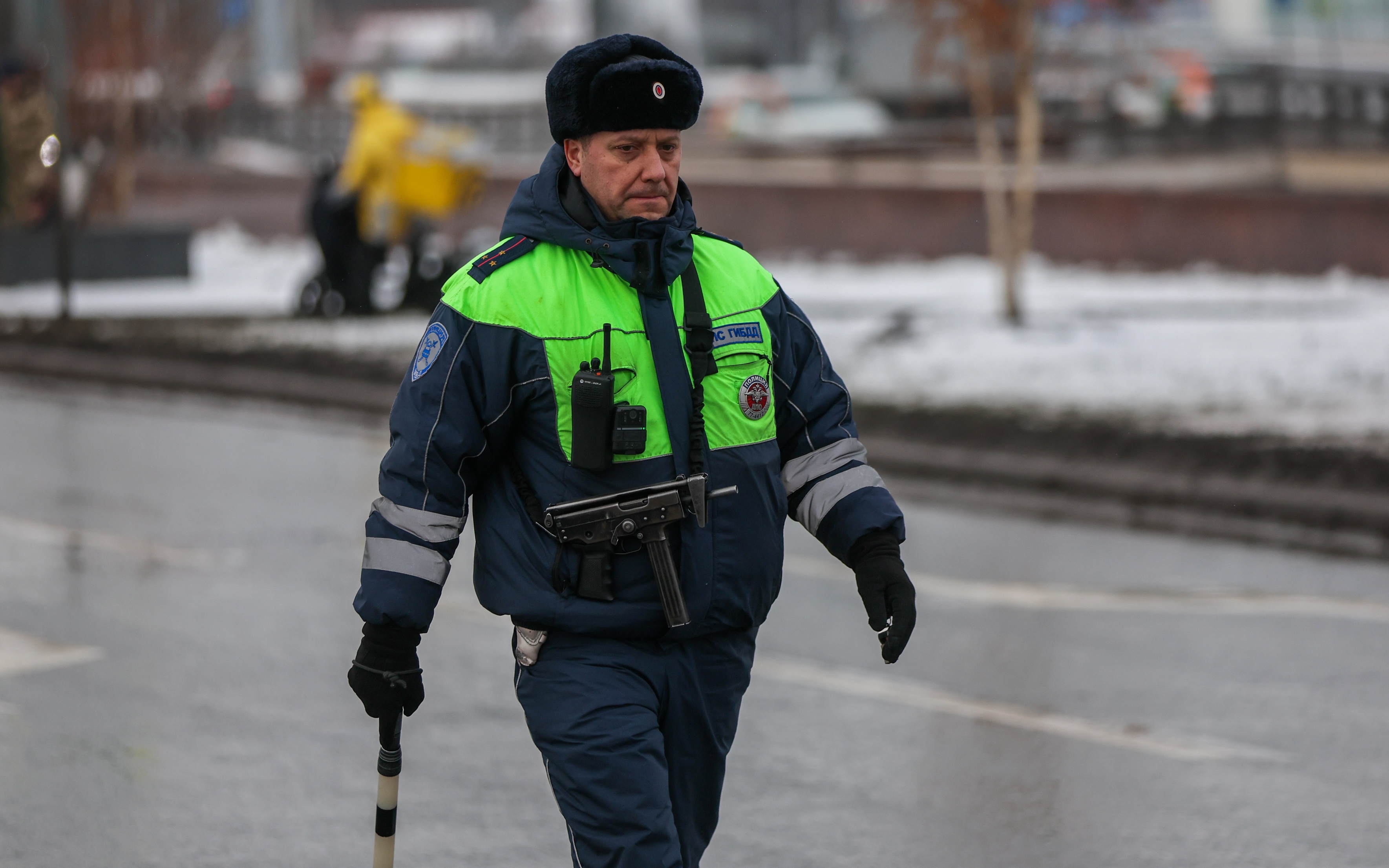 Один человек пострадал при опрокидывании экскаватора в центре Москвы