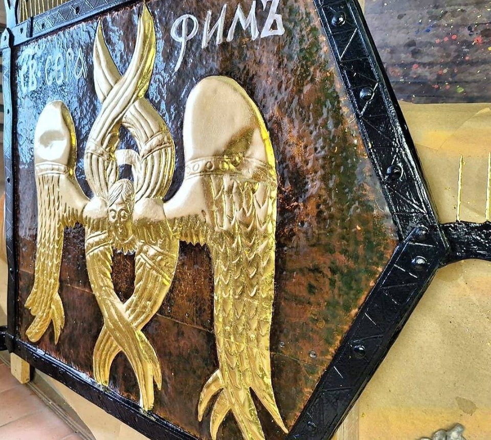 На башню Нижних решеток в Печорах вернули отреставрированный кованый прапор