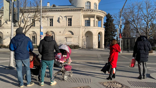 Прокат колясок и бесплатная няня: поддержка семей в Севастополе набирает обороты