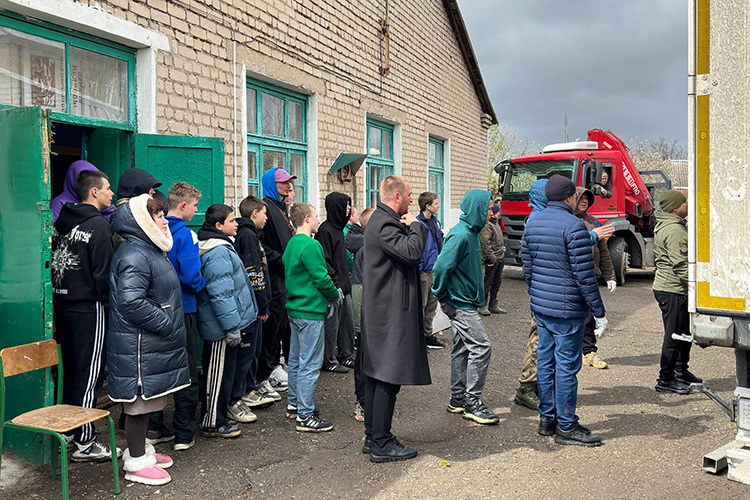 Во двор высыпало пацанов 15 разного возраста (Максим Гладилин в черном пальто)