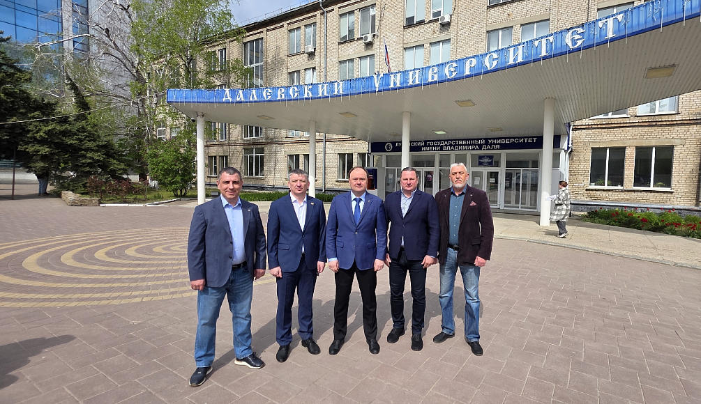 Представители Ярославского реготдедения АЮР во главе с председателем Артемом Иванчиным навестили Луганский государственный университет им. В.И. Даля и Донецкий национальный университет