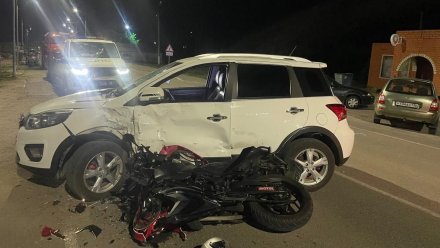 Легковушка влетела в 17-летнего мотоциклиста в Ольховатском районе