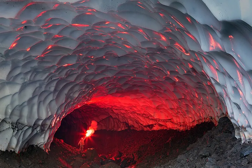 5. Ледяная пещера у Мутновского вулкана — Россия
