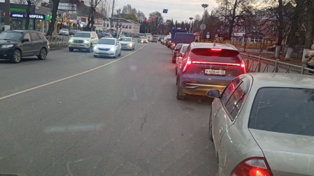 Дорога у автовокзала в Брянске оказалась в плену у большой пробки