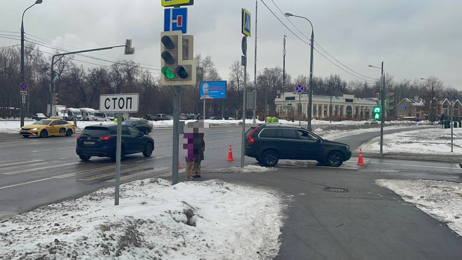 В москве сбили пешехода. Пешеходный переход со светофором. На западе Москвы сбили женщину. Машина на пешеходном переходе.