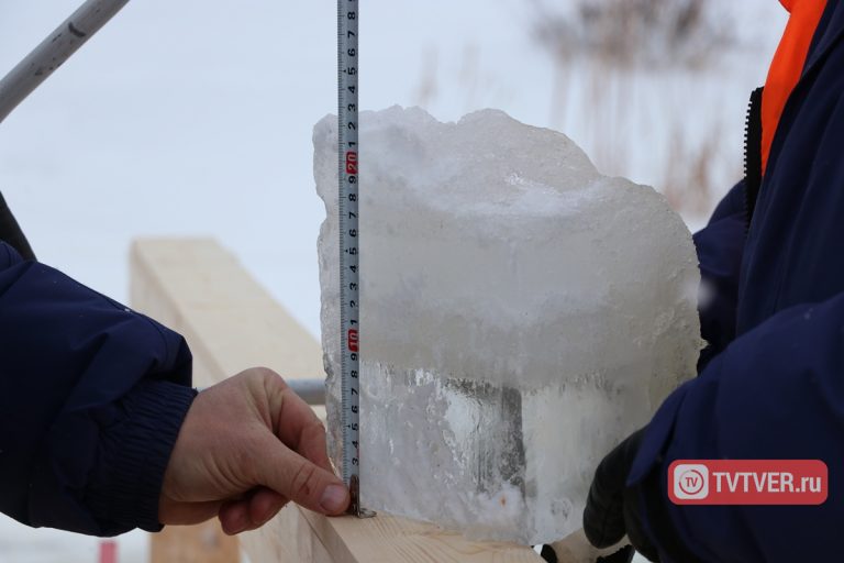 На Волге у Речного вокзала в Твери начали обустраивать Крещенскую купель