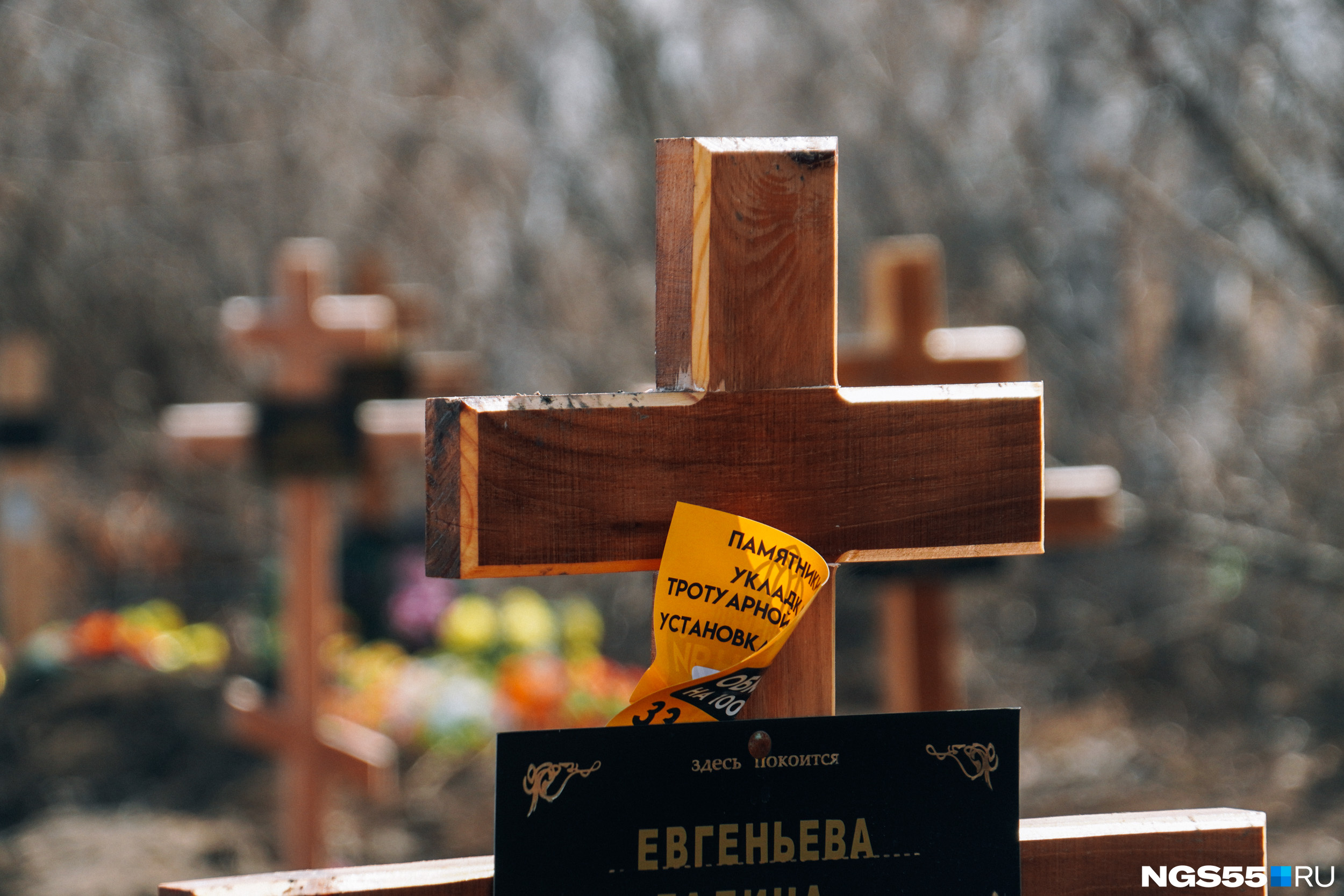 Навещать могилы. Фото на крест примеры. Икона на могиле близких людей.