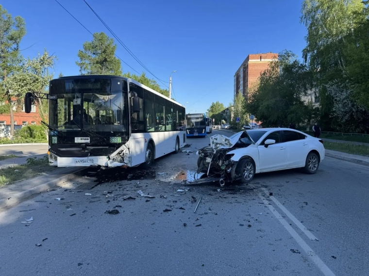 В Омске автобус столкнулся с легковушкой