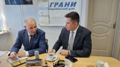 Глава Новочебоксарска Александр Алексеев и главврач Новочебоксарской городской больницы Николай Уруков (справа). Глава Новочебоксарска Александр Алексеев провел двухчасовую прямую линию