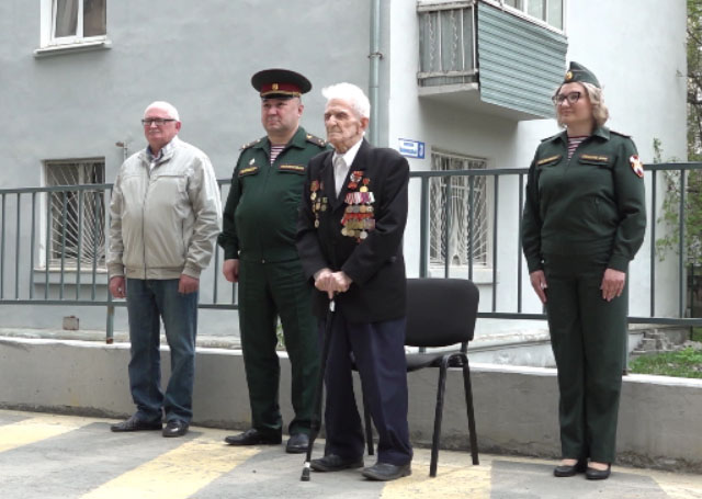 В Екатеринбурге прошел парад у дома труженика тыла Вениамина Гилёва