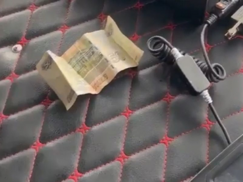 На видео попал конфликт пассажирки с маршрутчиком из-за заклеенной купюры в Воронеже