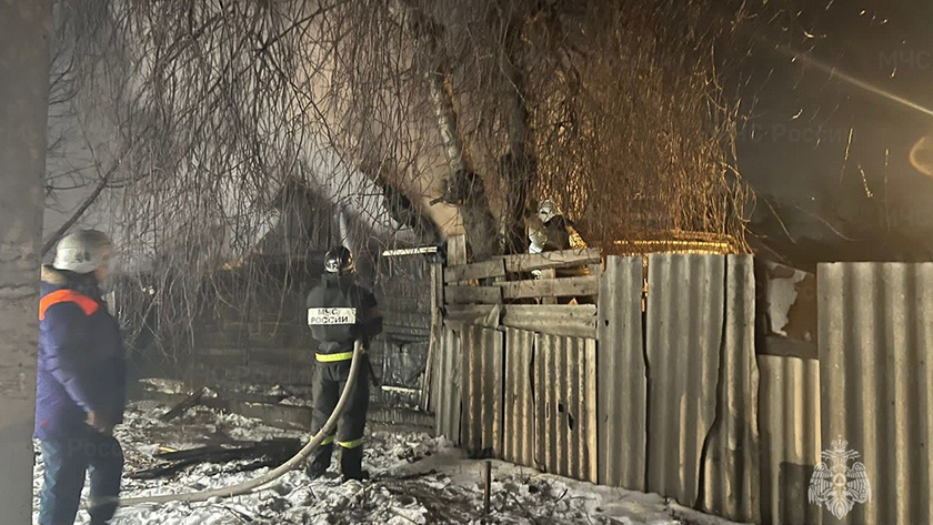 Двоих человек спасли из горящей квартиры в Белогорске