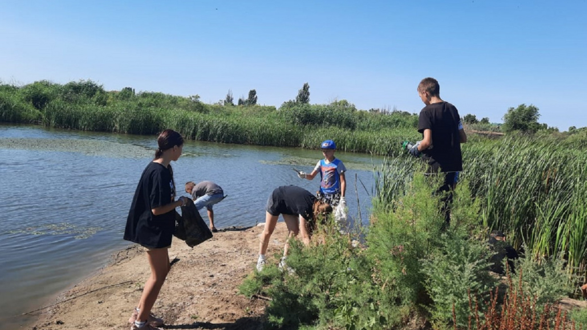 на берегу большой реки