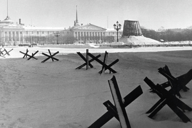 Система защитных укреплений и сооружений в блокадном Ленинграде. Сенатская площадь в годы войны.