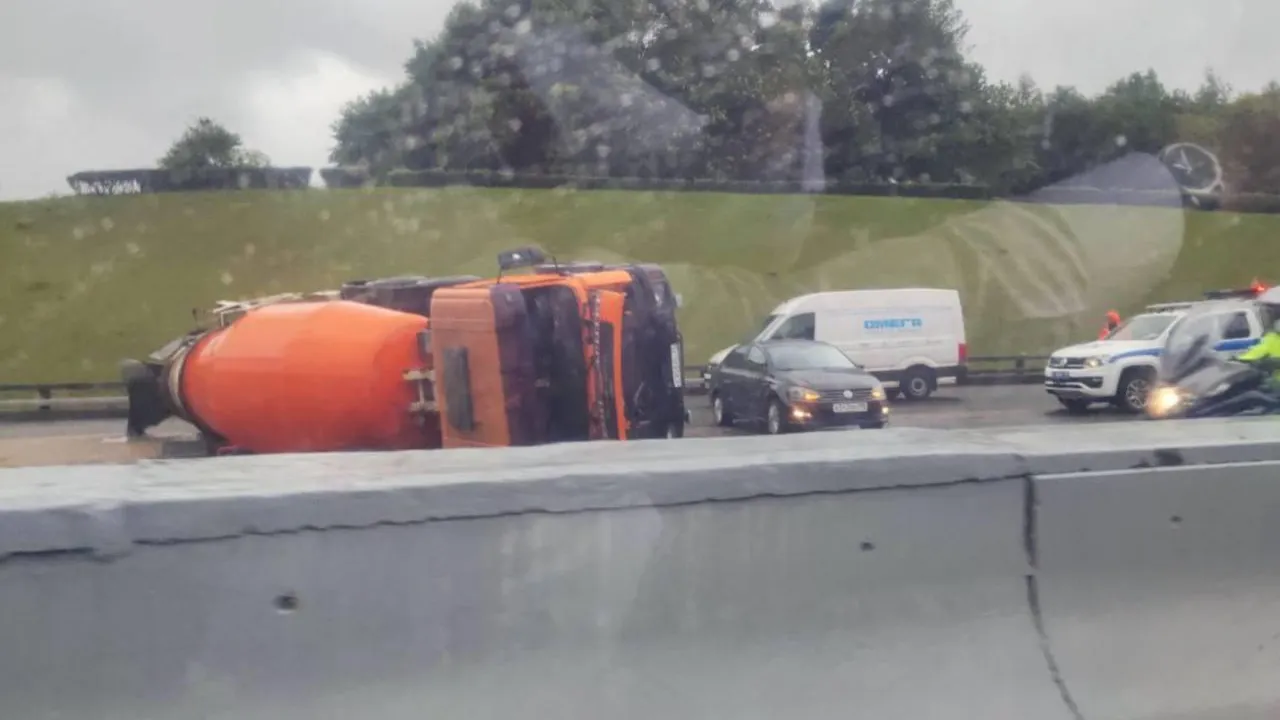 Мкад. Отбойник на мкаде. Развязка. Перевёрнутый внедорожние. Мкад перевернулась машина.